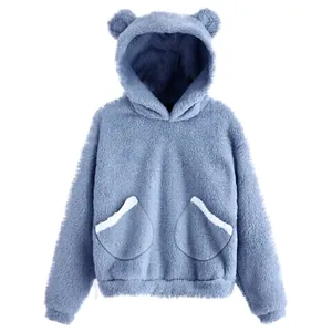 Gedetailleerd aanzicht van zachte blauwe pluche hoodie met schattige berenoren