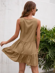 Vista trasera de un vestido de verano sin mangas caqui con volantes estilo bohemio.