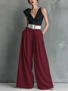 Vollansicht-Detail der bordeauxroten Hose mit hoher Taille für eleganten Büro-Stil