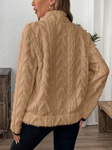 Détail du sweat-shirt en peluche jacquard kaki pour femme avec texture polaire et motif chevron