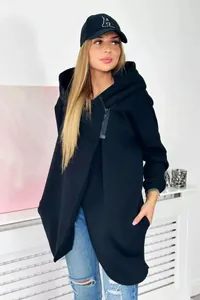 Λεπτομέρεια από γυναικείο μαύρο υπερμεγέθες φλις μπουφάν με κουκούλα και φερμουάρ