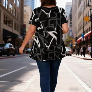 Achteraanzicht van een oversized T-shirt voor grote maten met zwart-witte abstracte print.