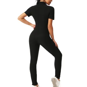 Vue arrière d'un élégant body de sauna noir pour femme idéal pour le fitness et le yoga.