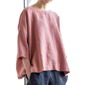 Détail d'une blouse ample en coton et lin pour femme avec un col rond au style rétro