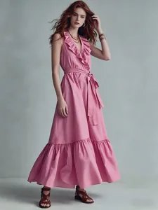 Elegante vestido maxi rosa sin mangas con cuello en V, volantes y cinturón de lazo