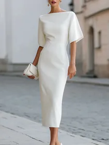 Elegante abito midi bianco con maniche a farfalla e silhouette femminile sciancrata