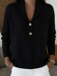 Détail du col polo et de la patte de boutonnage sur un pull en maille noir pour femme