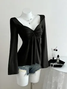 Haut élégant à manches longues et col en V noir avec détail torsadé élégant pour femme.