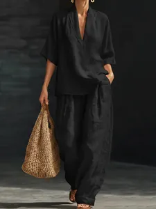 Vista dettagliata del completo in lino nero da donna con scollo a V e pantaloni larghi