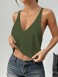 Dettaglio di un top a canotta con scollo a V verde oliva da donna, ideale per l'estate.