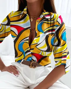 Texture dettagliata della stampa astratta colorata su camicia da donna a maniche lunghe