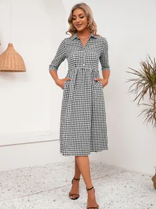 Vestido camisero midi informal a cuadros vichy en blanco y negro con bolsillos útiles