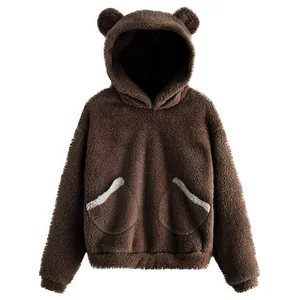 Gedetailleerd overzicht van bruine pluche hoodie met schattige berenoren en zachte stof