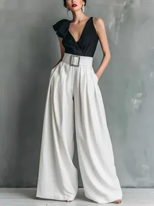 Detailansicht der weißen Hose mit hoher Taille, weitem Bein und Gürtel mit eckiger Schnalle
