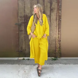 Ensemble deux pièces jaune en coton et lin avec chemise ample à col en V et pantalon large