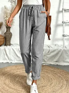 Detailweergave van de casual losse broek met zwart-witte strepen voor dames.