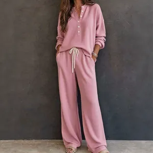 Completo lounge rosa in maglia a nido d'ape con maglia a maniche lunghe e pantaloni.