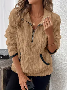 Vue détaillée du sweat en peluche jacquard kaki avec poches bordées de noir pour l'automne