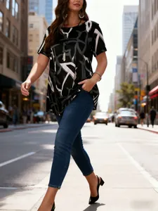 Model in een oversized T-shirt met zwart-witte abstracte print in een stadsstraat