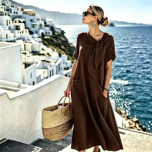 Élégante robe midi marron à manches courtes avec nœud et poches, style vacances chic.