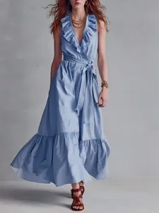 Elegante vestido largo azul claro sin mangas con cuello en V y detalle de volantes