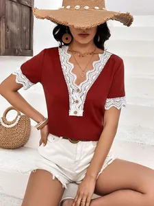 Dettaglio di un top rosso a nido d'ape con bordo in pizzo bianco e bottoni sul davanti.