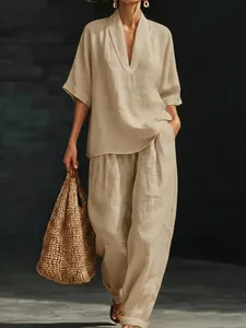 Dettaglio completo del set in lino sciolto da donna con scollo a V e pantaloni coordinati.