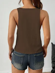 Vista posteriore dettagliata di un top in maglia marrone senza maniche da donna estivo