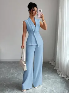 Elegante completo azzurro con blazer senza maniche e pantaloni larghi donna dettaglio