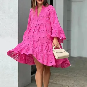 Detalle que muestra el bordado de ojales fucsia y el vestido de encaje con volantes