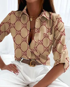 Dettaglio ravvicinato di un'elegante camicia da donna con stampa monogramma M
