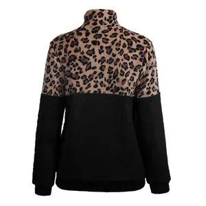 Rückansicht eines weichen Fleece-Sweatshirts mit Leopardenmuster und Farblock für Damen