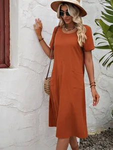 Vue détaillée d'une robe ample en coton et lin orange avec col rond et poches.