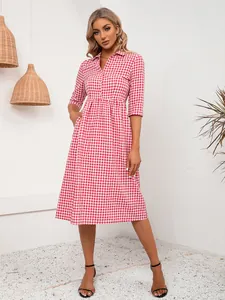 Detalle de un elegante vestido camisero de cuadros vichy rojos y blancos con bolsillos