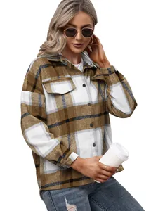Casual oversized bruin geruit jasje met lange mouwen voor dames getoond op model