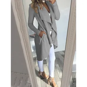 Dettaglio del trench lungo grigio aderente da donna con un elegante design a cascata