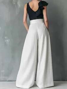 Rückansicht einer eleganten weißen High-Waist-Hose mit weitem Bein für den Büroalltag