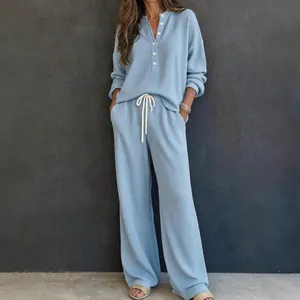 Completo da casa celeste in maglia a nido d'ape con maglia a maniche lunghe e pantaloni
