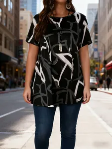 Plus size T-shirt met abstracte zwart-wit print in stedelijke omgeving