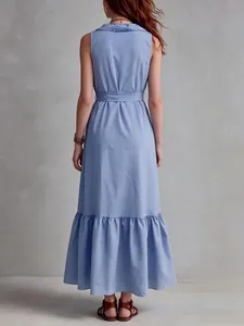 Vista trasera de un vestido largo sin mangas azul claro con cinturón y volante.