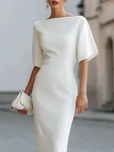Elegante abito midi bianco aderente con scollo a barchetta e graziose maniche a campana.