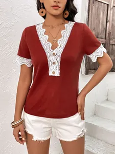 Dettaglio del top rosso in maglia waffle con scollo a V, pizzo bianco e bottoni
