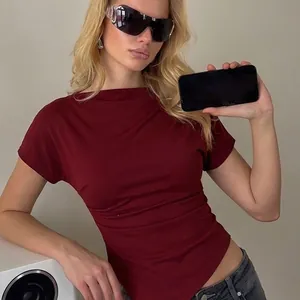 Figurbetontes gerafftes weinrotes T-Shirt mit unregelmäßigem Saum