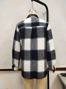 Detailansicht der Rückseite einer blau-weißen Flanellhemdjacke mit großem Karomuster
