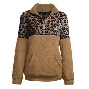 Detailansicht eines flauschigen Fleece-Sweatshirts mit Leopardenmuster und Reißverschluss