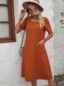 Robe d'été en coton et lin, coupe ample, col rond, manches courtes, orange avec poches.