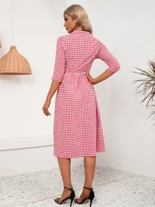 Vista trasera de un vestido camisero midi de cuadros vichy rojo y blanco informal