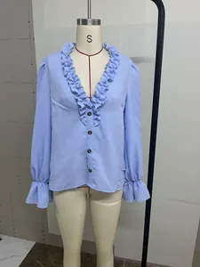 Detailaufnahme einer hellblauen französischen V-Ausschnitt Bluse mit Rüschen