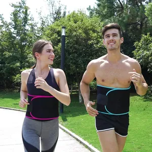 Ceintures de sudation fitness portées par un couple faisant du jogging en plein air