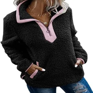 Gros plan d'un sweat à capuche sherpa noir pour femme avec détails roses contrastés